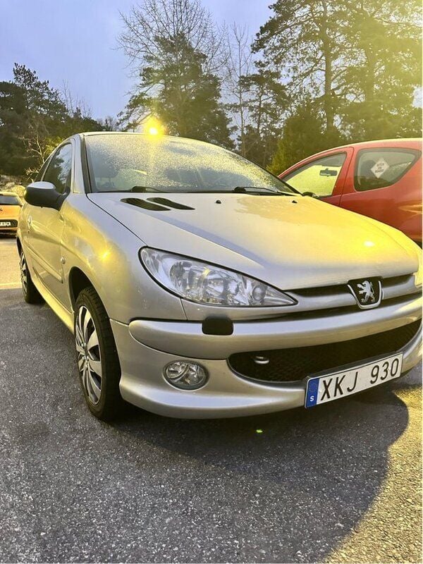 Grå Begagnad 2006 Peugeot 206 Halvkombi | 15 000 kr (Marknadspris) - Bild 1/4