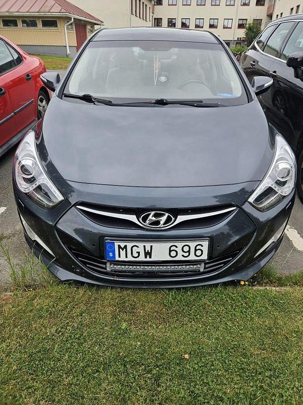 Grå Begagnad 2012 Hyundai i40 Sedan | 95 000 kr (Marknadspris) - Bild 1/4