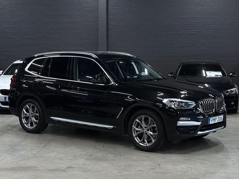 Svart (svart metallic) Begagnad 2019 BMW X3 Sport Line SUV | 329 900 kr (Bra pris) - Bild 1/4