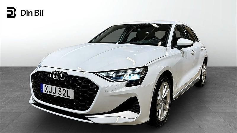 Vit Begagnad 2024 Audi A3 Sportback Advanced Plus Halvkombi | 309 000 kr (Marknadspris) - Bild 1/4