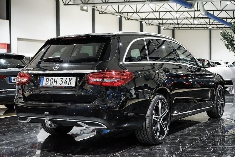 Begagnad Mercedes C300e Avantgarde 306 HK (225 kW) 2021 Svart Kombi