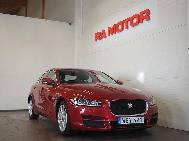 Röd (röd metallic) Begagnad 2017 Jaguar XE Sedan | 159 900 kr (Marknadspris) - Bild 1/3