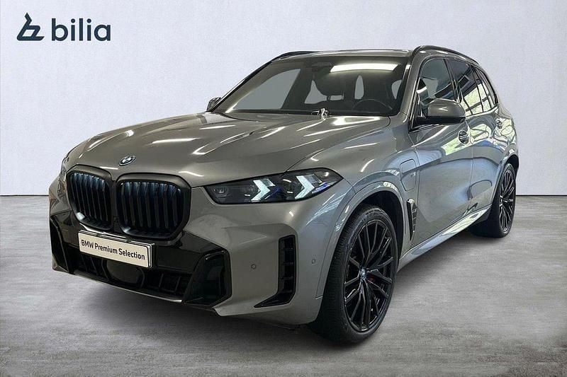 Grå Begagnad 2023 BMW X5 Comfort Edition SUV | 1 050 000 kr (Superpris) - Bild 1/4