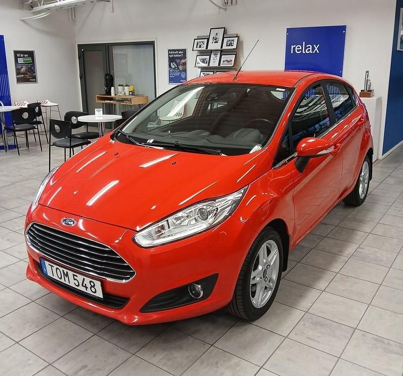 Race red Begagnad 2014 Ford Fiesta Titanium Halvkombi | 84 400 kr (Lite dyr) - Bild 1/4