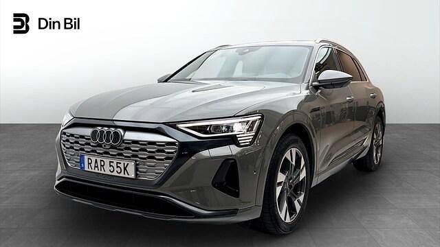 Grå Begagnad 2023 Audi Q8 e-tron Proline SUV | 629 000 kr (Lite dyr) - Bild 1/4