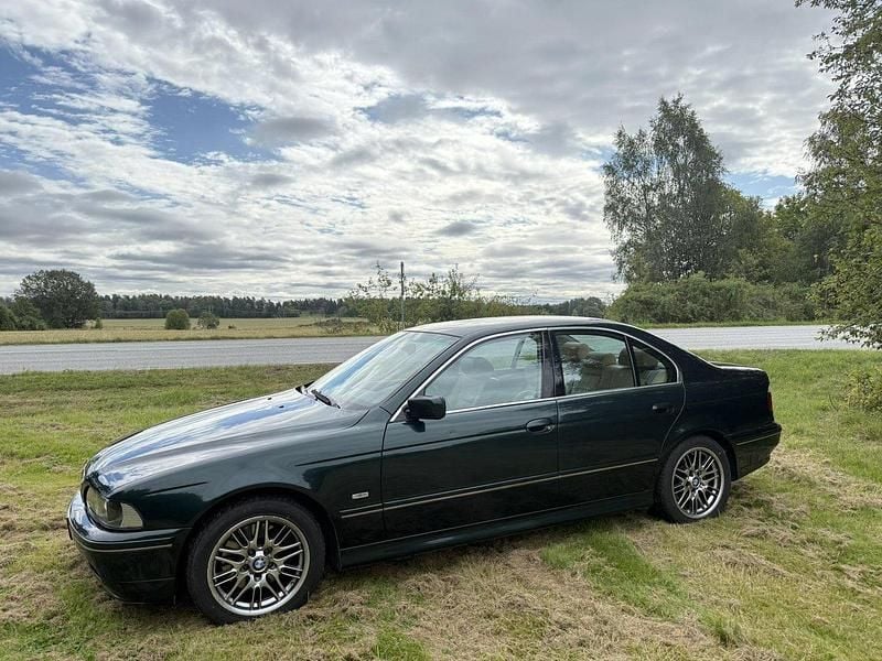 Grön Begagnad 2001 BMW 540 Sedan | 89 000 kr - Bild 1/4