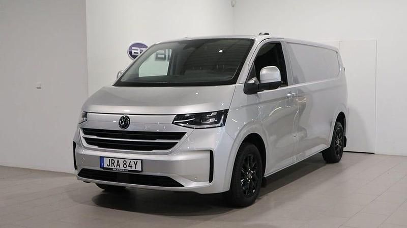 Ljusgrå (light grey metallic) Ny 2025 VW T6.1 Van | 574 900 kr (Marknadspris) - Bild 1/4