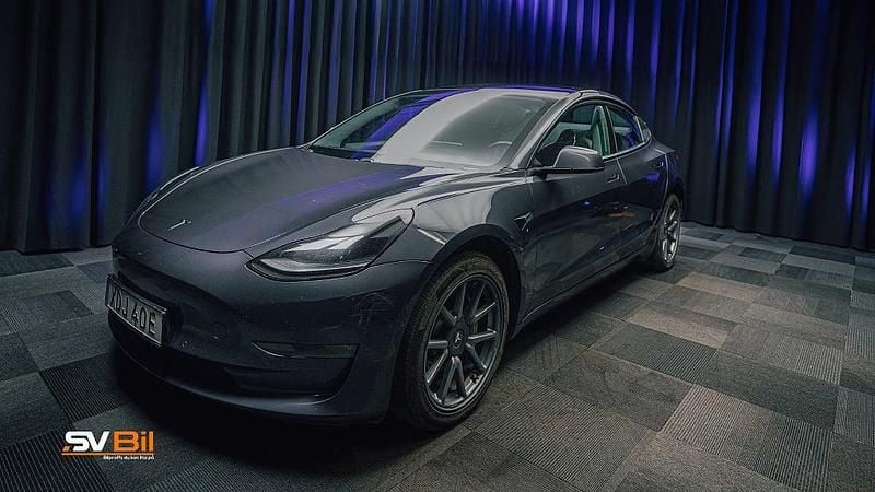 Grå Begagnad 2021 Tesla Model 3 Long Range AWD Sedan | 268 000 kr (Marknadspris) - Bild 1/4