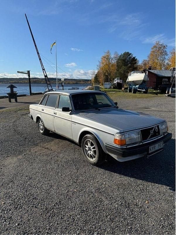 Begagnad 1981 Volvo 244 Sedan | 22 500 kr - Bild 1/4