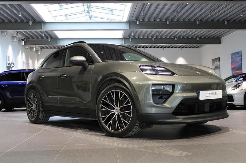 Grå Begagnad 2024 Porsche Macan 4 Electric SUV | 945 000 kr - Bild 1/4