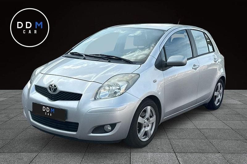 Silver Begagnad 2010 Toyota Yaris Halvkombi | 47 900 kr (Marknadspris) - Bild 1/4