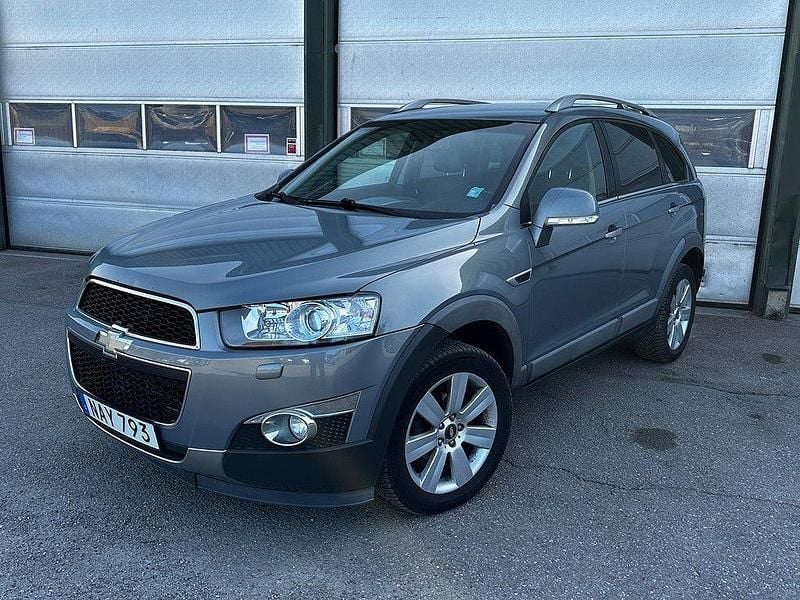 Grå Begagnad 2011 Chevrolet Captiva SUV | 74 900 kr (Marknadspris) - Bild 1/4