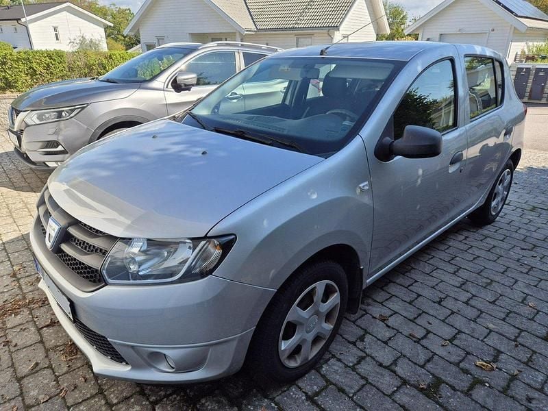 Silver Begagnad 2013 Dacia Sandero Halvkombi | 29 000 kr (Marknadspris) - Bild 1/4