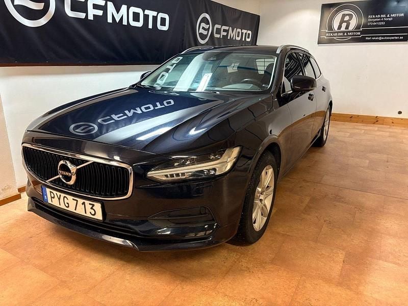 Mörkblå (blå) Begagnad 2017 Volvo V90 Momentum Kombi | 164 900 kr (Marknadspris) - Bild 1/4
