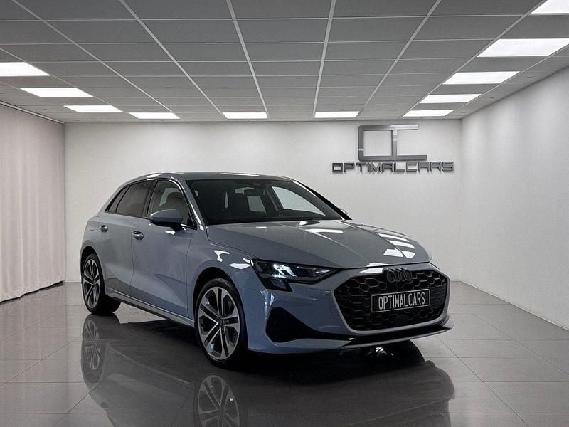 Ljusgrå Begagnad 2024 Audi A3 Sportback Advanced Halvkombi | 329 900 kr - Bild 1/4