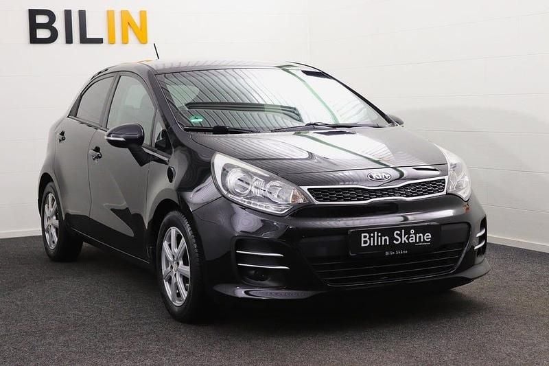 Svart Begagnad 2015 Kia Rio Halvkombi | 89 900 kr (Marknadspris) - Bild 1/4