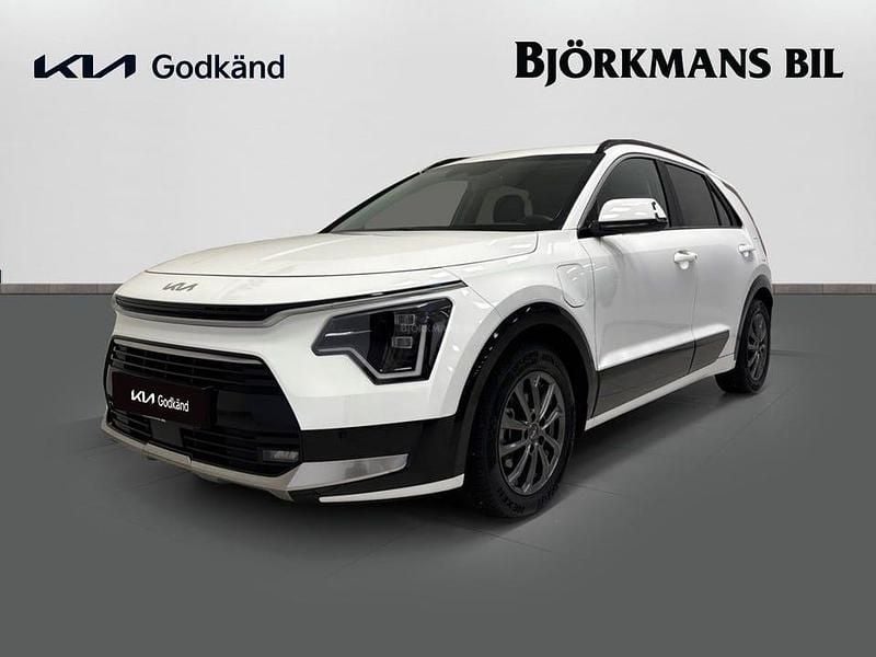 Vit Begagnad 2024 Kia Niro Advance SUV | 349 900 kr (Bra pris) - Bild 1/4