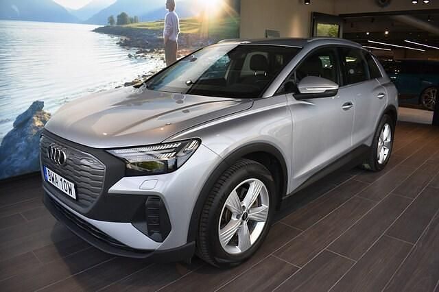 Florettsilver metallic Begagnad 2022 Audi Q4 e-tron Proline SUV | 389 000 kr (Dyr) - Bild 1/4