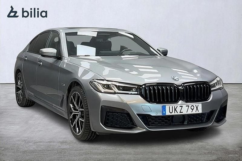 Grå Begagnad 2022 BMW 530e M Sport Sedan | 449 000 kr (Dyr) - Bild 1/4