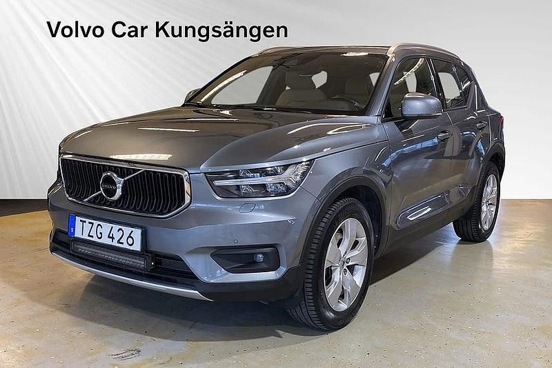 Grå Begagnad 2018 Volvo XC40 Momentum SUV | 224 900 kr (Marknadspris) - Bild 1/3