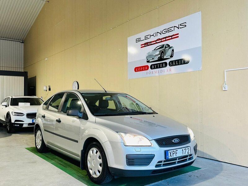 Silver Begagnad 2006 Ford Focus Halvkombi | 29 900 kr (Marknadspris) - Bild 1/4