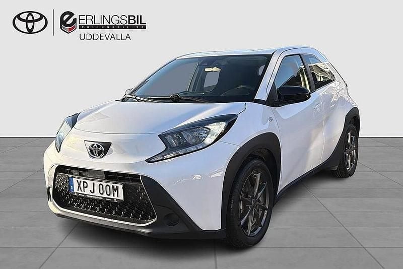 Vit Begagnad 2022 Toyota Aygo X Play SUV | 159 900 kr (Marknadspris) - Bild 1/3