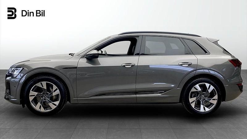Begagnad Audi e-tron S-Line 300 kW (408 HK) 2023 Grå SUV