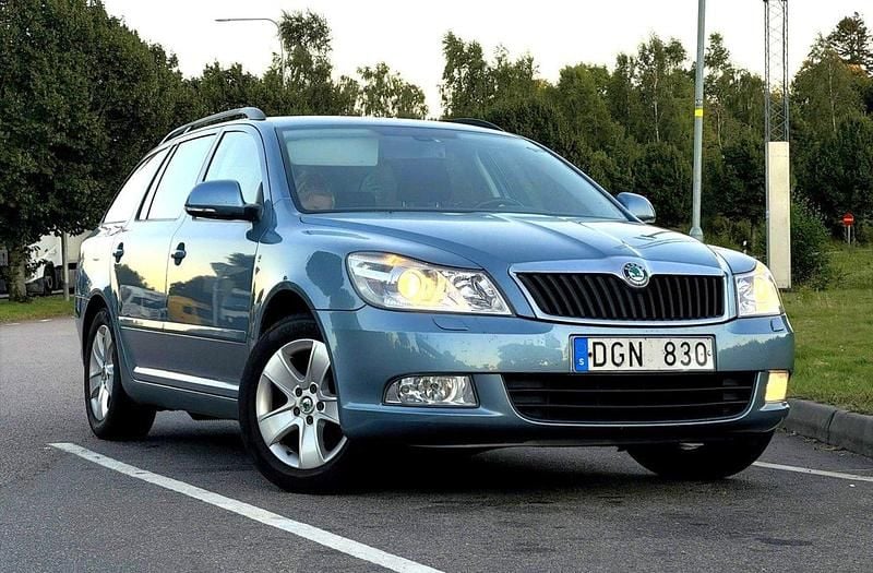 Grå Begagnad 2011 Skoda Octavia Elegance Kombi | 52 000 kr (Bra pris) - Bild 1/4