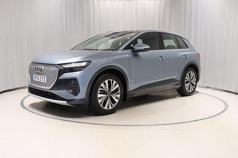 Blå (gejserblå metallic) Begagnad 2021 Audi Q4 e-tron Proline SUV | 338 800 kr (Marknadspris) - Bild 1/4