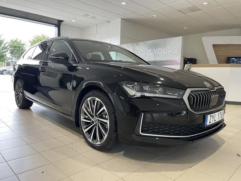 Svart Begagnad 2025 Skoda Superb Kombi | 520 000 kr (Dyr) - Bild 1/4