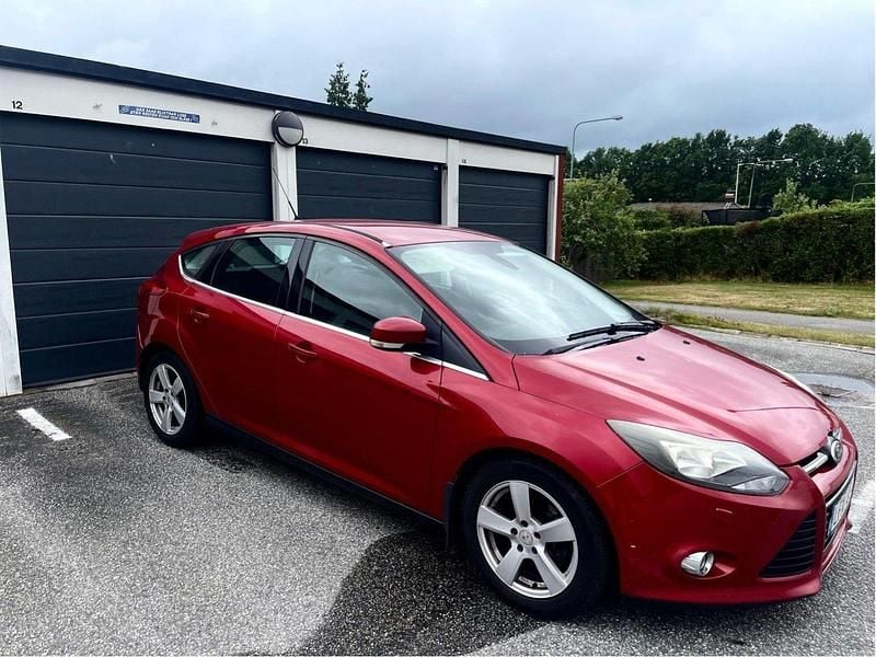 Röd Begagnad 2011 Ford Focus Titanium Halvkombi | 46 000 kr (Marknadspris) - Bild 1/4