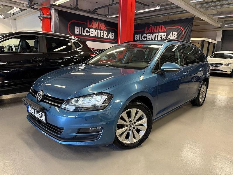 Ljusblå metallic Begagnad 2014 VW Golf VII Kombi | 119 900 kr (Marknadspris) - Bild 1/4