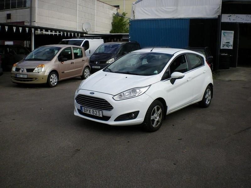 Vit Begagnad 2014 Ford Fiesta Titanium Halvkombi | 33 000 kr (Marknadspris) - Bild 1/4