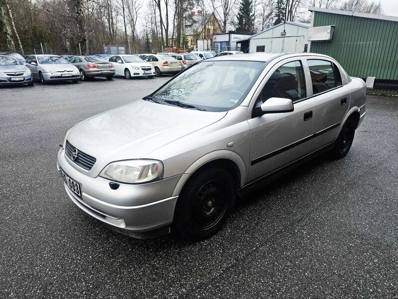 Ljusgrå Begagnad 2000 Opel Astra Sedan | 14 900 kr - Bild 1/4