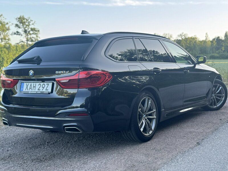 Svart Begagnad 2020 BMW 520 M Sport Kombi | 399 000 kr (Lite dyr) - Bild 1/4