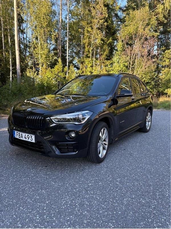 Svart Begagnad 2016 BMW X1 Sport Line SUV | 175 000 kr (Bra pris) - Bild 1/4