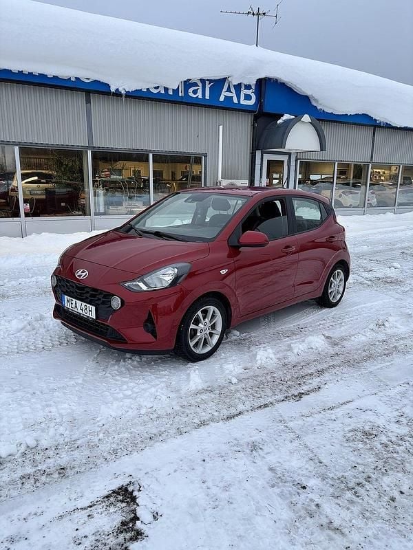 Röd Begagnad 2023 Hyundai i10 Essential Halvkombi | 149 000 kr (Marknadspris) - Bild 1/4