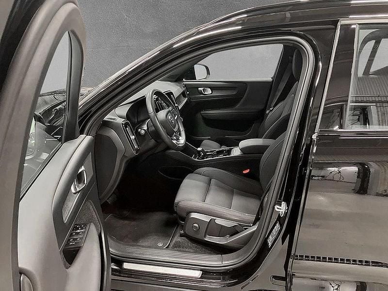 Svart Begagnad 2022 Volvo XC40 Core SUV | 314 900 kr - Bild 1/1