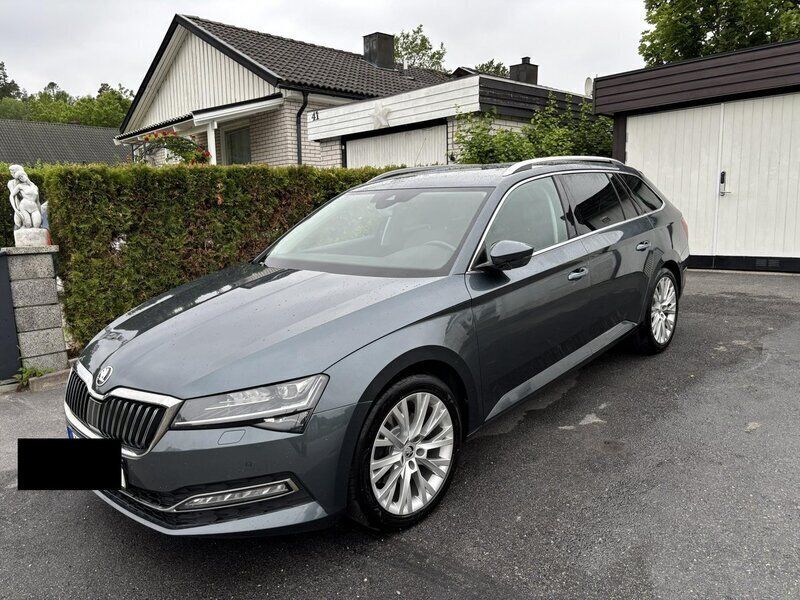 Grå Begagnad 2020 Skoda Superb Business Line Kombi | 225 000 kr (Superpris) - Bild 1/4