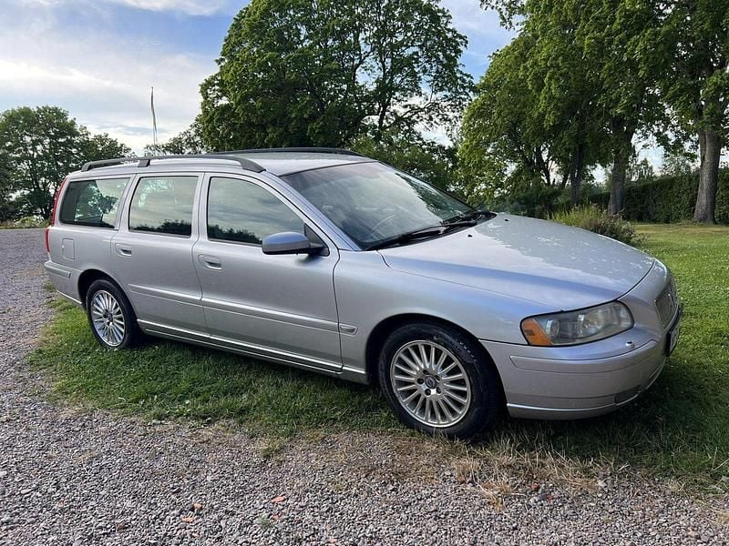 Grå Begagnad 2005 Volvo V70 Momentum Kombi | 34 900 kr (Marknadspris) - Bild 1/4