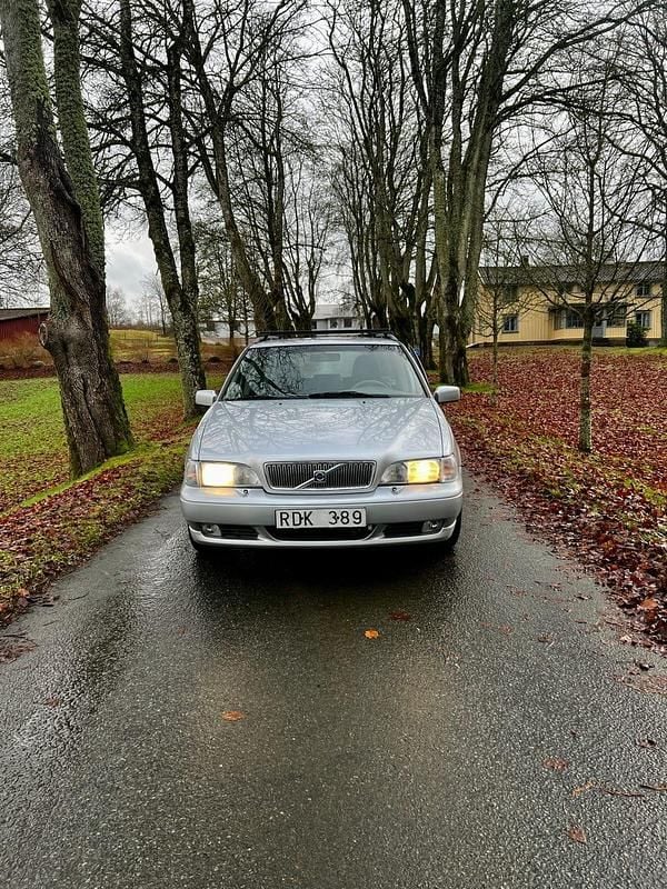 Begagnad 2000 Volvo V70 Kombi | 43 900 kr (Dyr) - Bild 1/4