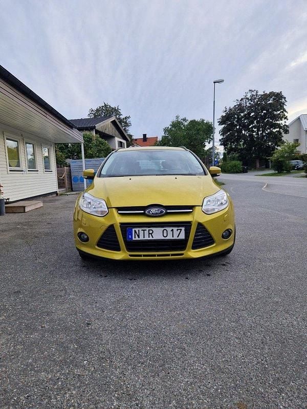 Gul Begagnad 2011 Ford Focus Trend Kombi | 55 000 kr (Marknadspris) - Bild 1/4