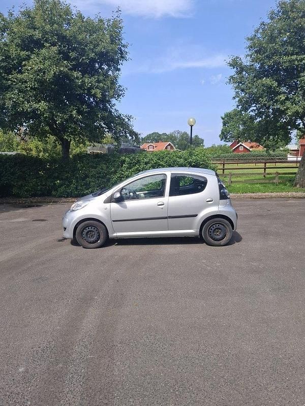 Silver Begagnad 2010 Citroën C1 Halvkombi | 12 000 kr (Superpris) - Bild 1/4