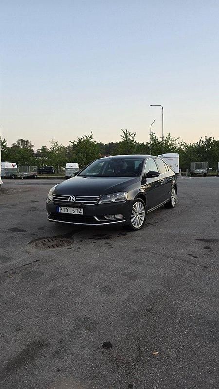 Grå Begagnad 2011 VW Passat Sedan | 65 000 kr (Lite dyr) - Bild 1/4