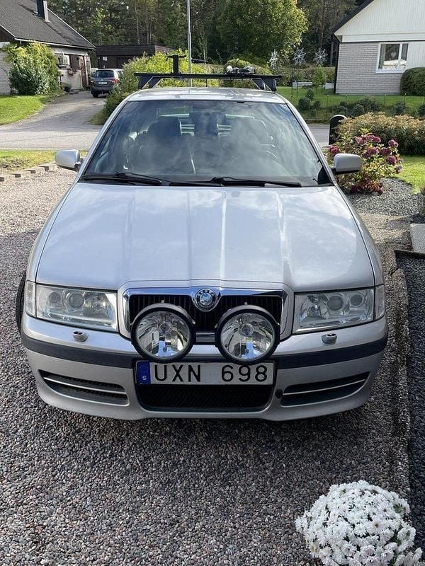 Silver Begagnad 2004 Skoda Octavia RS Halvkombi | 33 000 kr (Lite dyr) - Bild 1/3