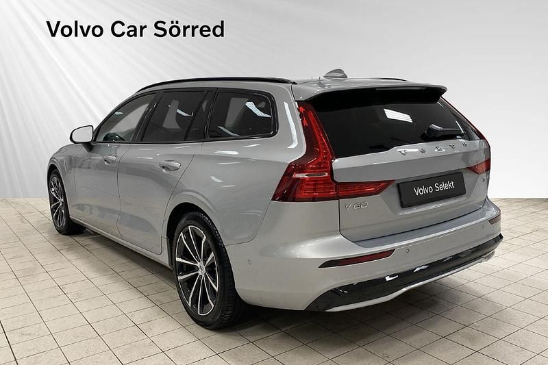 Begagnad Volvo V60 Plus 350 HK (257 kW) 2024 Silver Kombi