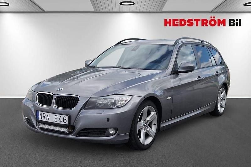 Grå Begagnad 2010 BMW 320 Kombi | 74 000 kr (Lite dyr) - Bild 1/4