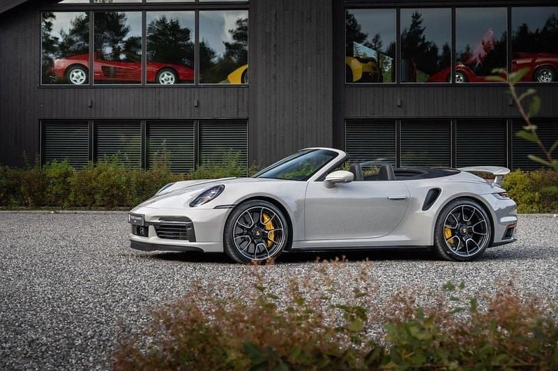 Ljusgrå Begagnad 2023 Porsche 911 Turbo S Cabriolet Cab | 2 695 000 kr - Bild 1/4