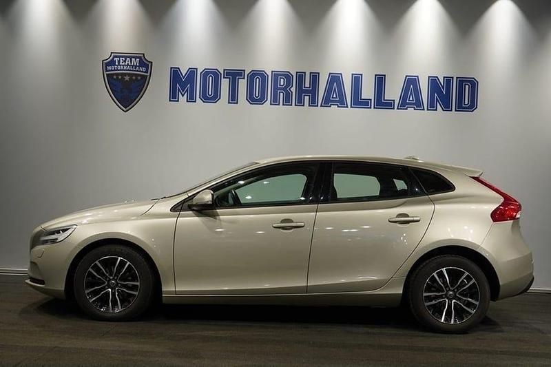 Brun Begagnad 2018 Volvo V40 Business Edition Halvkombi | 149 900 kr (Marknadspris) - Bild 1/4