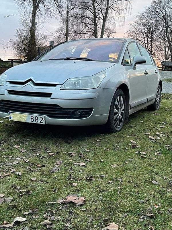 Silver Begagnad 2006 Citroën C4 Halvkombi | 17 900 kr (Marknadspris) - Bild 1/4